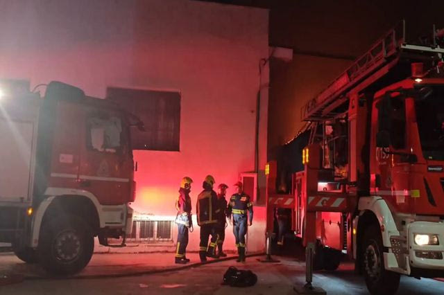 Μεγάλη φωτιά σε βιοτεχνία με υφάσματα στον Ελαιώνα – “Ακούσαμε ένα μπαμ, σκάγανε μπουκάλες”