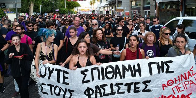 “Ούτε στην Ελευσίνα, ούτε πουθενά” – Πλήθος κόσμου στην αντιφασιστική συγκέντρωση