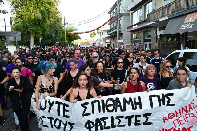 “Ούτε στην Ελευσίνα, ούτε πουθενά” – Πλήθος κόσμου στην αντιφασιστική συγκέντρωση