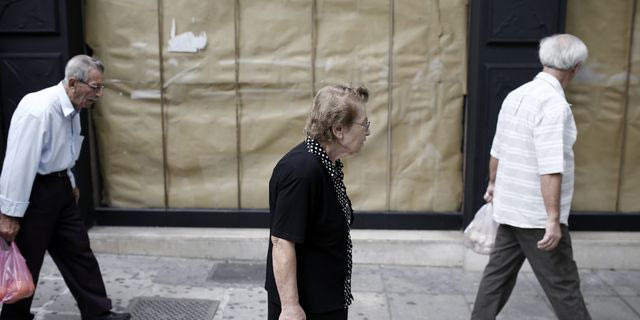 Είναι να απορείς και να τρομάζεις με την κοινωνική αναλγησία των απατεώνων που επιτίθενται στους ηλικιωμένους