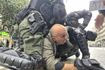 Θεσσαλονίκη: Δακρυγόνα και ξύλο των ΜΑΤ σε διαδηλωτές που συγκεντρώθηκαν κατά της εκδήλωσης Κασιδιάρη