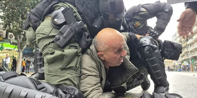 ΠΑΣΟΚ κατά Χρυσοχοΐδη για τα ΜΑΤ στη Θεσσαλονίκη: “Οφείλει άμεσα απαντήσεις”