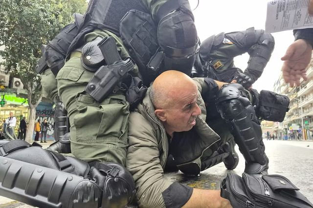Θεσσαλονίκη: Δακρυγόνα και ξύλο των ΜΑΤ σε διαδηλωτές που συγκεντρώθηκαν κατά της εκδήλωσης Κασιδιάρη