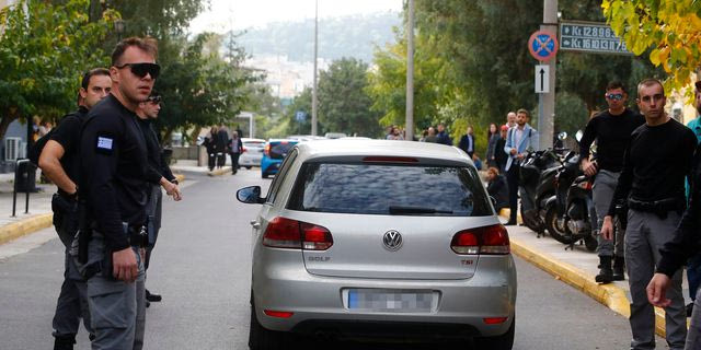 Βίντεο: Η έξοδος των έξι συλληφθέντων του σκανδάλου στο μπάσκετ από τον ανακριτή