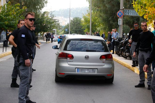Βίντεο: Η έξοδος των έξι συλληφθέντων του σκανδάλου στο μπάσκετ από τον ανακριτή
