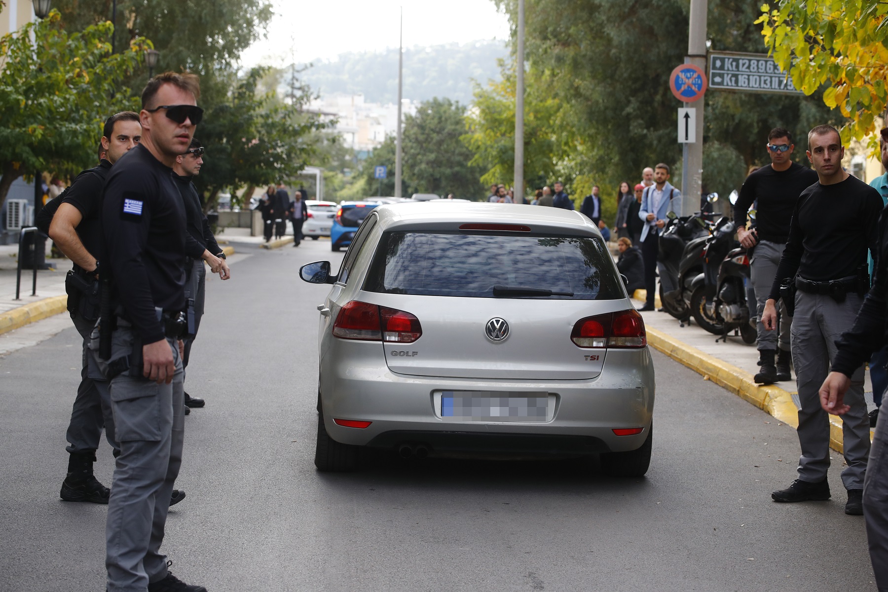 Βίντεο: Η έξοδος των έξι συλληφθέντων του σκανδάλου στο μπάσκετ από τον ανακριτή