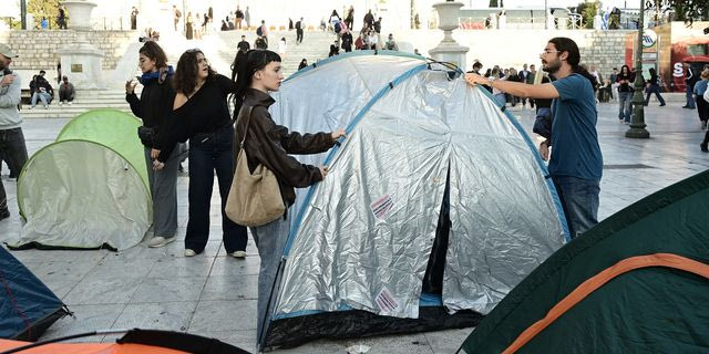 Φοιτητές και φοιτήτριες στήνουν σκηνές στο Σύνταγμα στο πλαίσιο διήμερο διαμαρτυρίας για την ακρίβεια, το κόστος στέγασης και σπουδών και τη φοιτητική μέριμνα