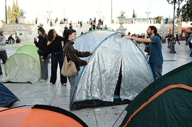 Φοιτητές και φοιτήτριες στήνουν σκηνές στο Σύνταγμα στο πλαίσιο διήμερο διαμαρτυρίας για την ακρίβεια, το κόστος στέγασης και σπουδών και τη φοιτητική μέριμνα