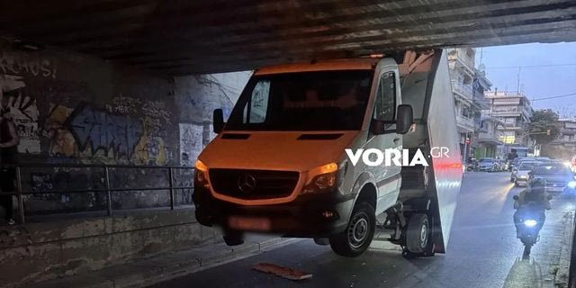 Θεσσαλονίκη: Φορτηγάκι σφήνωσε στη γέφυρα Αγίων Πάντων – Βίντεο