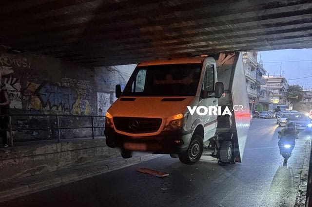 Θεσσαλονίκη: Φορτηγάκι σφήνωσε στη γέφυρα Αγίων Πάντων – Βίντεο