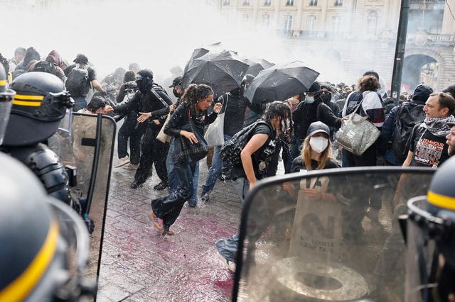 Δεκάδες χιλιάδες διαδηλωτές στους δρόμους της Γαλλίας – “Δεν έχω ξαναδεί κάτι τέτοιο”