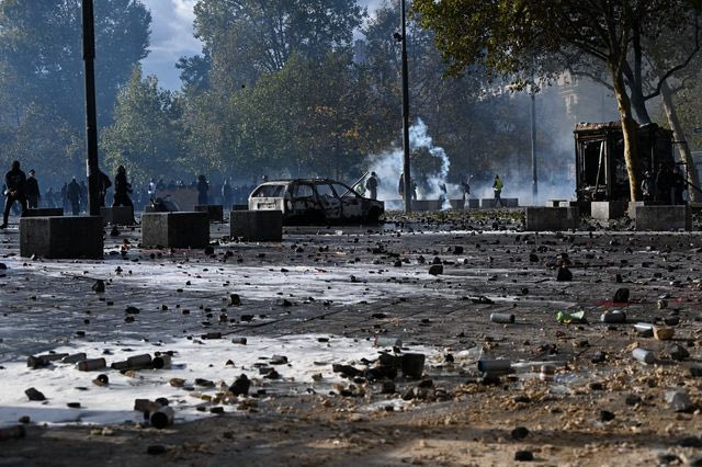 Γαλλία: Υπό πίεση η κυβέρνηση για το επιχειρησιακό φιάσκο – Οι πρώτες καταδίκες και η επόμενη ημέρα