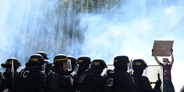 Η ακροδεξιά στην Ευρώπη επενδύει στις ταραχές για αντιμεταναστευτική ατζέντα “νόμος και τάξη”