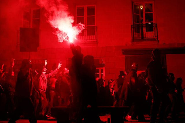 Γαλλία: Νέα έκρηξη οργής για την ακρίβεια – 422 συλλήψεις και μολότοφ