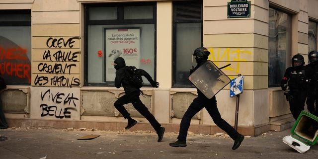 Γαλλία: Χιλιάδες στους δρόμους για την ακρίβεια – Συγκρούσεις με την αστυνομία