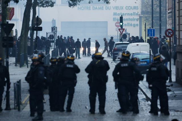 Η Γαλλία “κατεβάζει” 70.000 αστυνομικούς για τις διαδηλώσεις του Σαββάτου