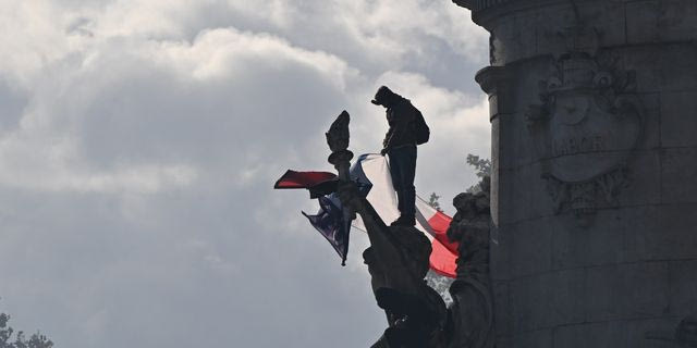 Η Γαλλία φλέγεται και η ευρωπαϊκή ακροδεξιά τρέφεται από την οργή