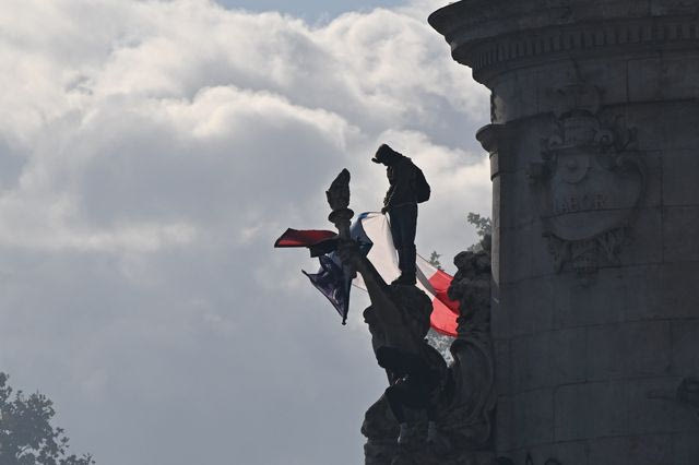 Η Γαλλία φλέγεται και η ευρωπαϊκή ακροδεξιά τρέφεται από την οργή