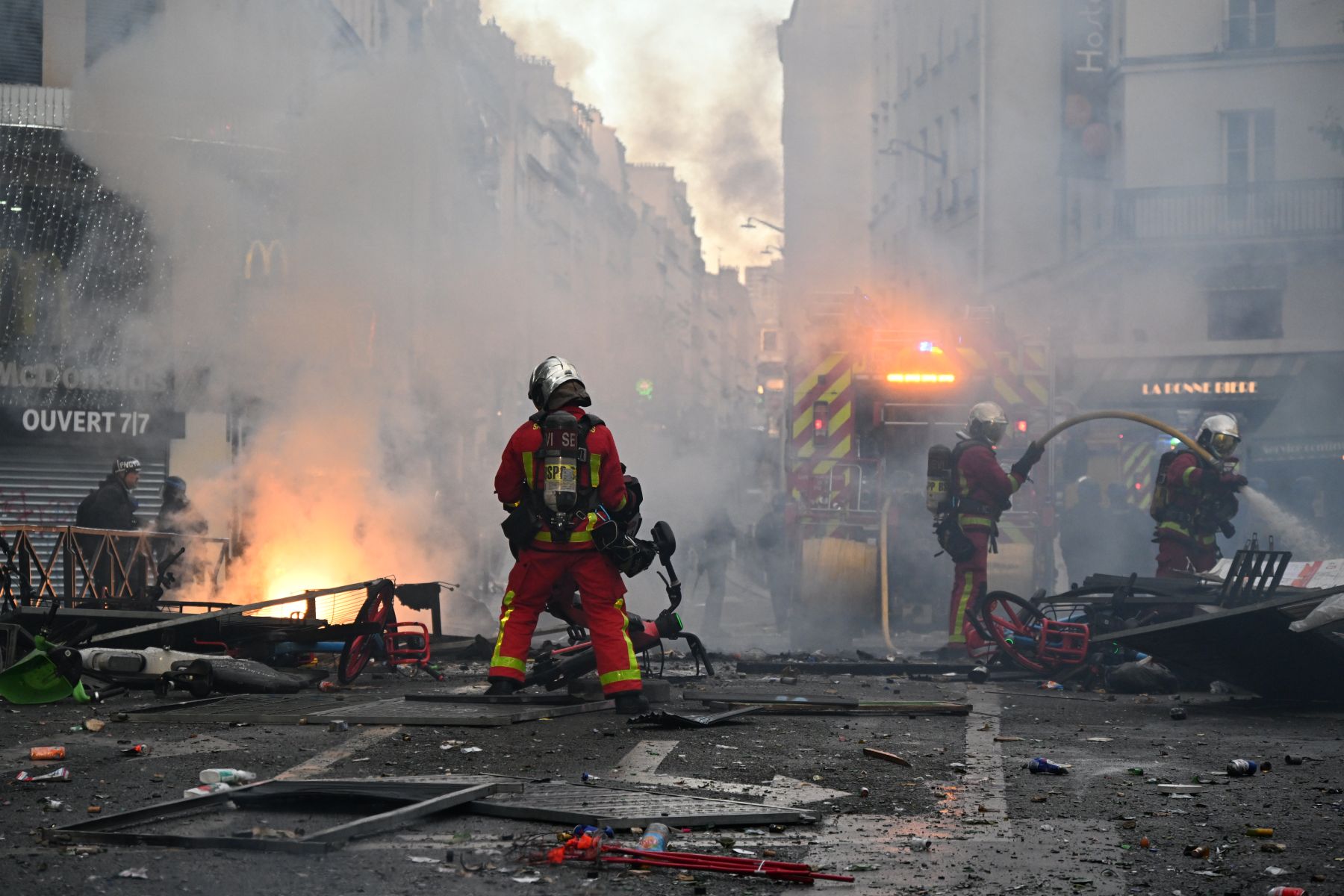 Γαλλία: Βίαιες συγκρούσεις, λεηλασίες, κτίρια στις φλόγες και 1.200 συλλήψεις στις διαδηλώσεις
