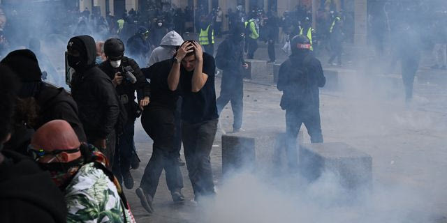 Φλέγεται η Γαλλία: Στους δρόμους χιλιάδες διαδηλωτές, συγκρούσεις με την αστυνομία – Εισέβαλαν στο Δημαρχείο Μασσαλίας