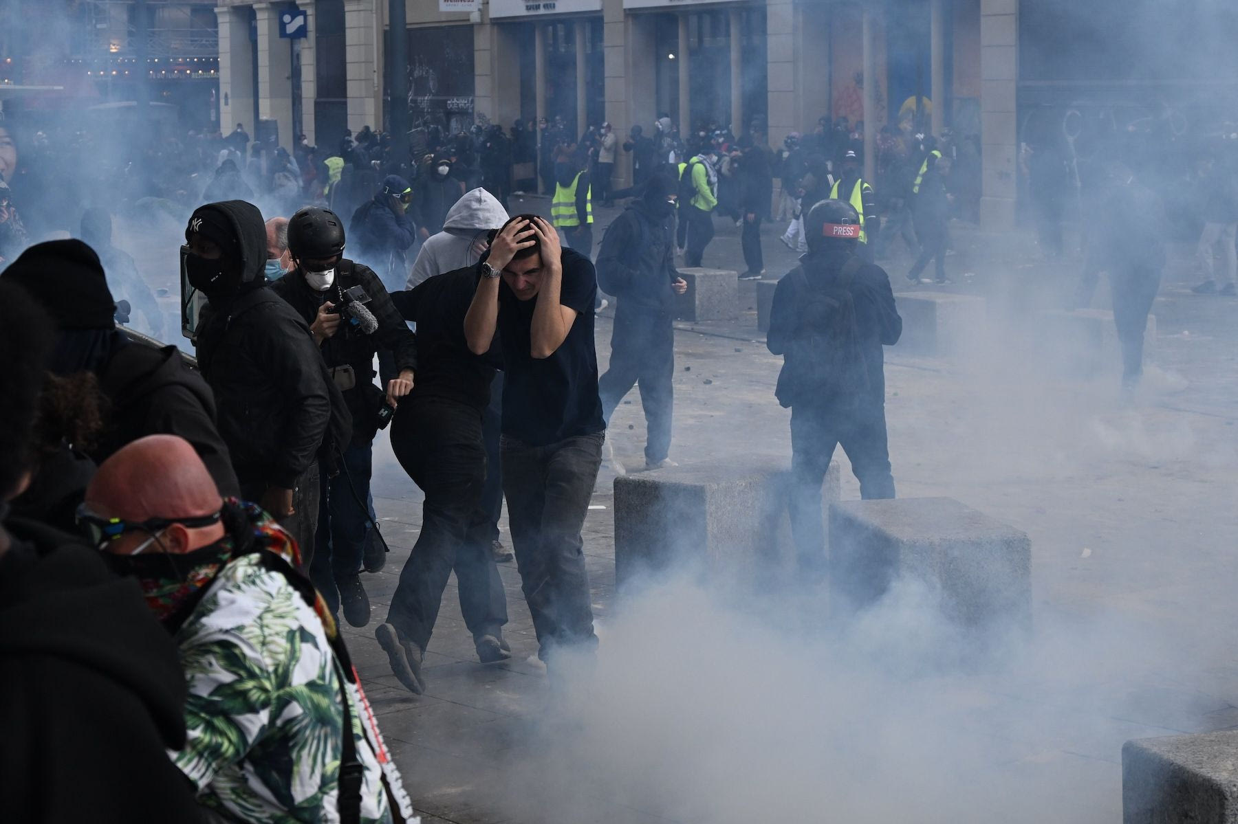 Φλέγεται η Γαλλία: Στους δρόμους χιλιάδες διαδηλωτές, συγκρούσεις με την αστυνομία - Εισέβαλαν στο Δημαρχείο Μασσαλίας