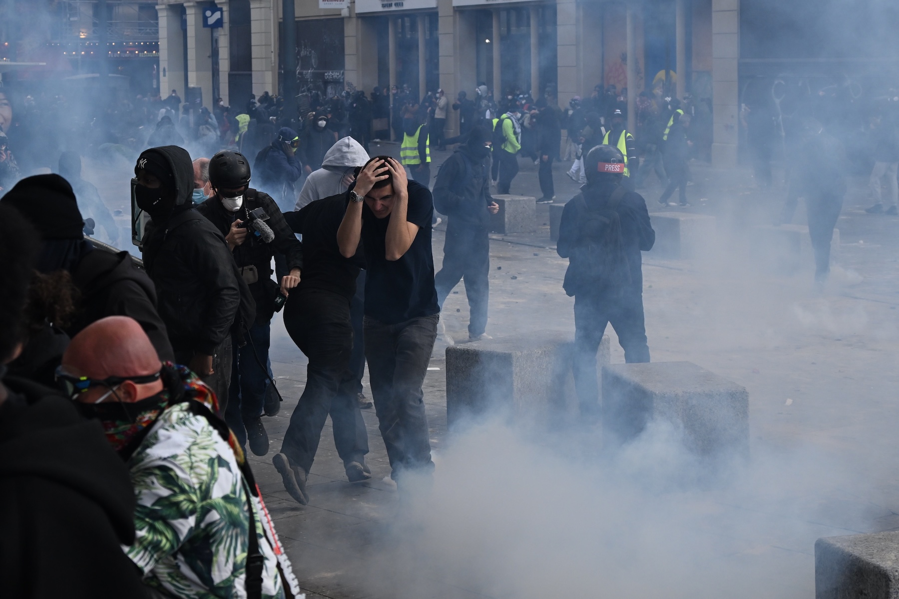 Φλέγεται η Γαλλία: Στους δρόμους χιλιάδες διαδηλωτές, συγκρούσεις με την αστυνομία - Εισέβαλαν στο Δημαρχείο Μασσαλίας