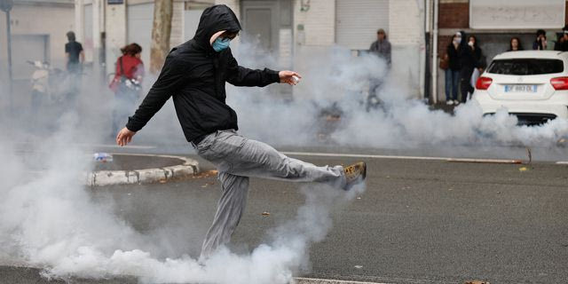 Ακρωτηριάστηκε 15χρονος από κρότου-λάμψης στις ογκώδεις διαδηλώσεις