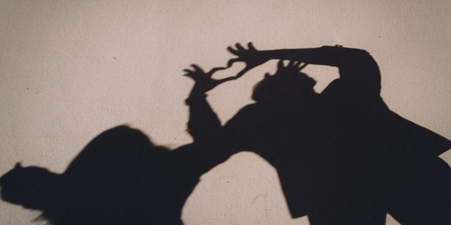 Αμαλιάδα: Πήγε να χτυπήσει τη σύντροφό του και να πατήσει τη δασκάλα που τον εμπόδισε