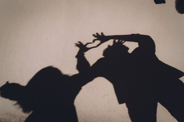 Αμαλιάδα: Πήγε να χτυπήσει τη σύντροφό του και να πατήσει τη δασκάλα που τον εμπόδισε