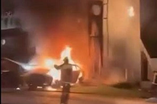 Γλυφάδα: Φωτιά σε αντιπροσωπεία αυτοκινήτων – Ζημιές στο κτίριο και σε ΙΧ