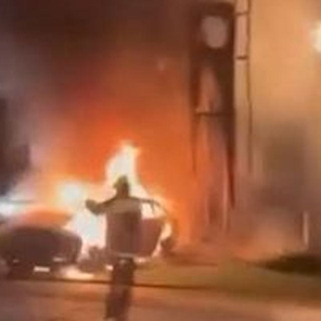 Γλυφάδα: Φωτιά σε αντιπροσωπεία αυτοκινήτων – Ζημιές στο κτίριο και σε ΙΧ
