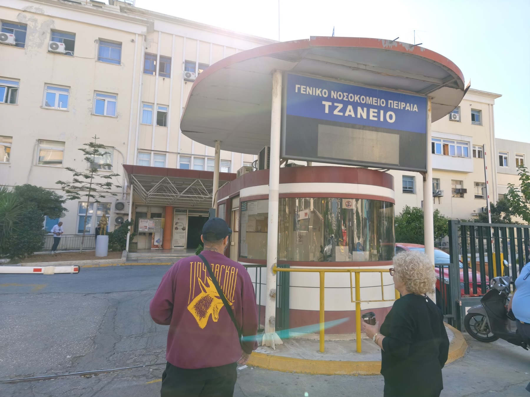 Δίπλα στο θύμα της νεοναζιστικής επίθεσης η Μάγδα Φύσσα – Τι δηλώνει στο NEWS 24/7
