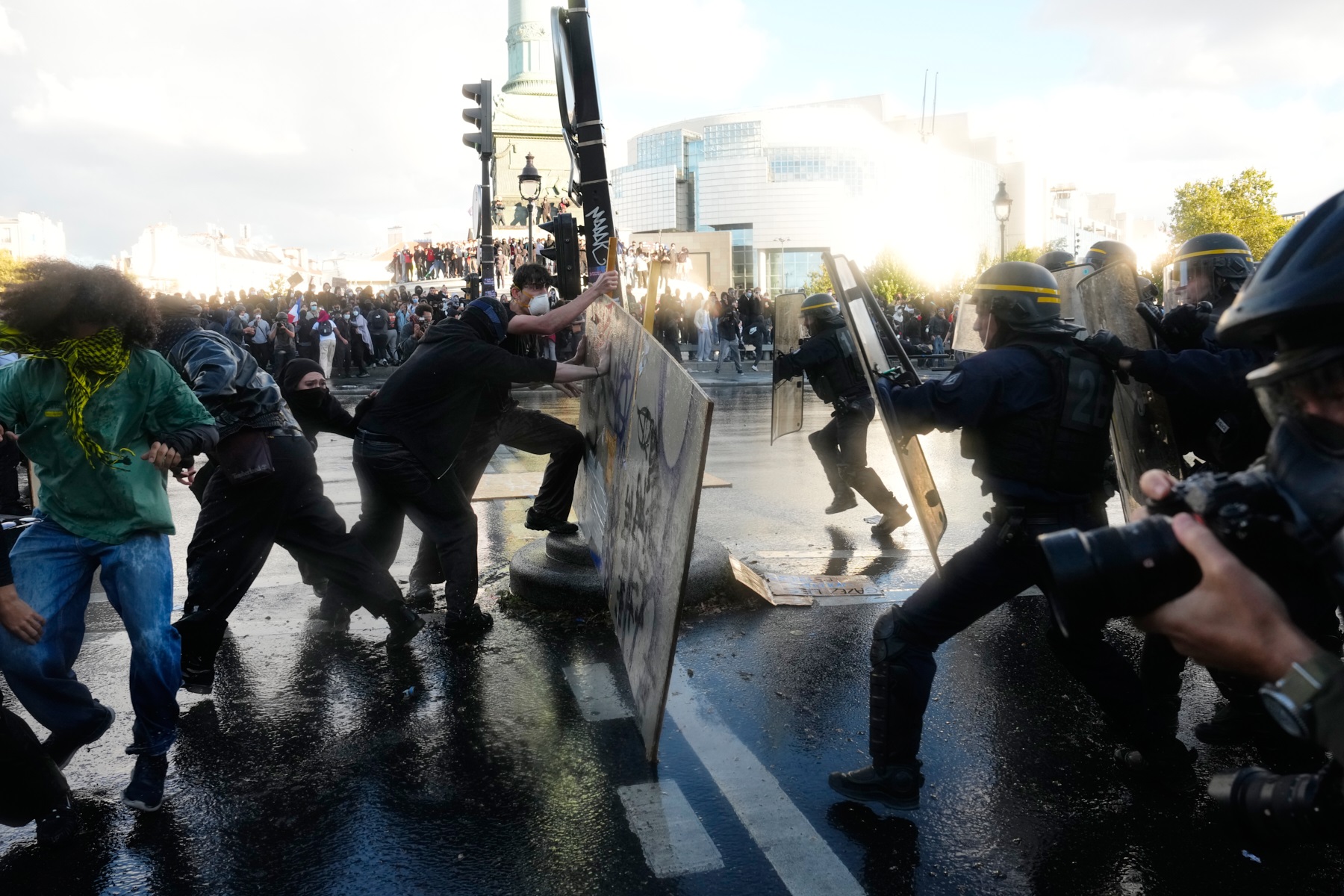 “Τραύματα που θυμίζουν πόλεμο”: Σοκάρουν οι καταγγελίες για αστυνομική βία κατά μαθητών στη Γαλλία