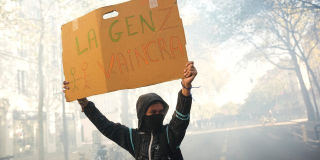 Φουντώνει η οργή στη Γαλλία – Δακρυγόνα, συλλήψεις και υπέρμετρη αστυνομική βία