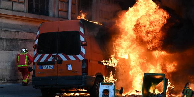 Χάος στη Γαλλία: Απαγόρευση κυκλοφορίας ζητά ο Λεκορνί – Προανήγγειλε “μαζικές ποινικές διώξεις”