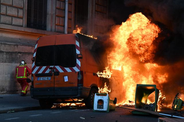 Χάος στη Γαλλία: Απαγόρευση κυκλοφορίας ζητά ο Λεκορνί – Προανήγγειλε “μαζικές ποινικές διώξεις”
