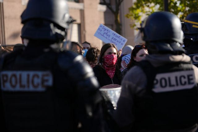Μαθητικές διαδηλώσεις στη Γαλλία: Πληθαίνουν οι καταγγελίες για αστυνομική βία – 14χρονος με σπασμένο σαγόνι