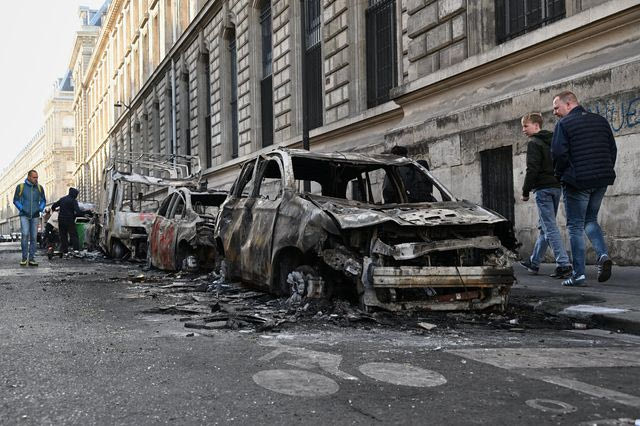 “Κρανίου τόπος” η Γαλλία: Ένας νεκρός από ανακοπή, καταστροφές, εκατοντάδες συλλήψεις – Διάγγελμα Μακρόν απόψε