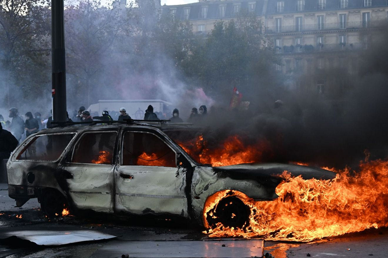 Σείεται η Γαλλία, από Παρίσι μέχρι Μασσαλία: 800.000 στους δρόμους, επεισόδια κοντά στο Ελιζέ
