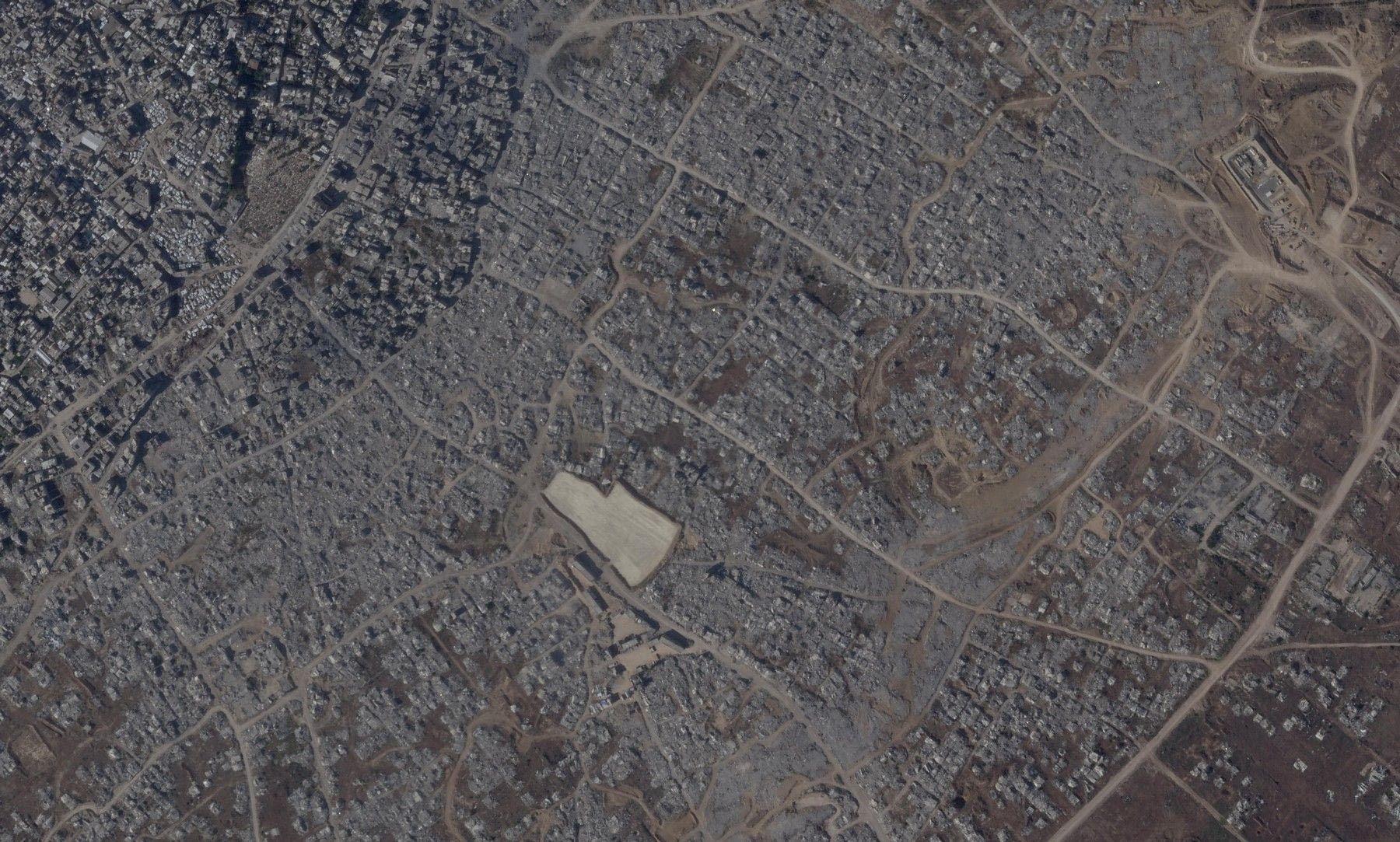 Δορυφορική εικόνα της Planet Labs PBC, που ελήφθη στις 23 Σεπτεμβρίου 2026, δείχνει ένα νέο ισραηλινό στρατιωτικό φυλάκιο και ένα νεκροταφείο που έχει ισοπεδωθεί στη σε μεγάλο βαθμό κατεστραμμένη συνοικία Σουτζάγια της Πόλης της Γάζας, στη Λωρίδα της Γάζας