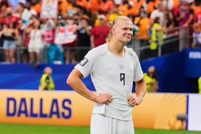 Ο Χάλαντ μηνύει την Norwegian Air για εκμετάλλευση της κοτσίδας του