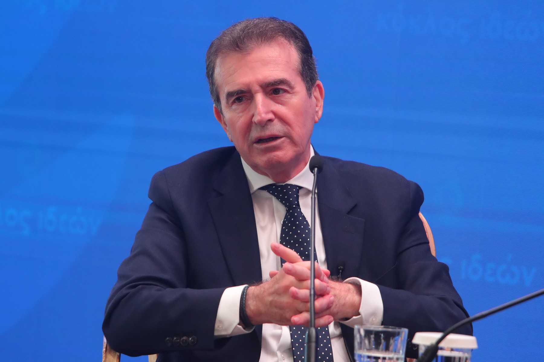 Χρυσοχοΐδης: Έρχεται βραχιολάκι για τους δράστες ενδοοικογενειακής βίας – Τι είπε για τις τηλεφωνικές απάτες