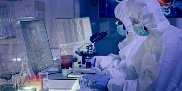 Διεθνής συναγερμός για θάνατο ερευνήτριας σε εργαστήριο – Φόβοι για πανώλη, σε καραντίνα 200 άτομα