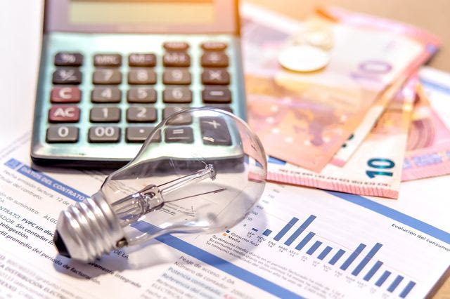 Ρεύμα: Μηνιαίο άλμα 14,8% στη χονδρεμπορική αγορά – Στο στόχαστρο οι τιμές στα πράσινα τιμολόγια Νοεμβρίου