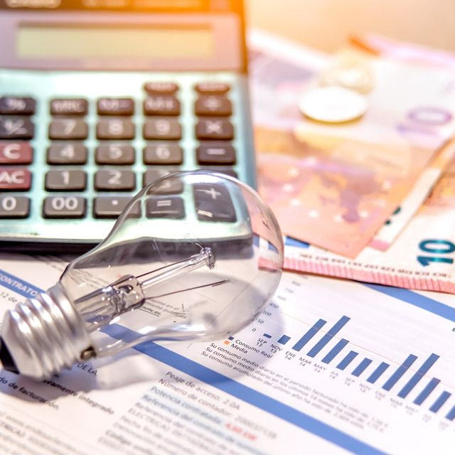 Ρεύμα: Μηνιαίο άλμα 14,8% – Στο στόχαστρο οι τιμές στα πράσινα τιμολόγια Νοεμβρίου