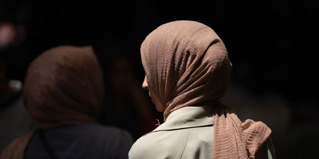 Το ΑΙ αφαιρεί το χιτζάμπ από μουσουλμάνες γυναίκες αν του ζητηθεί