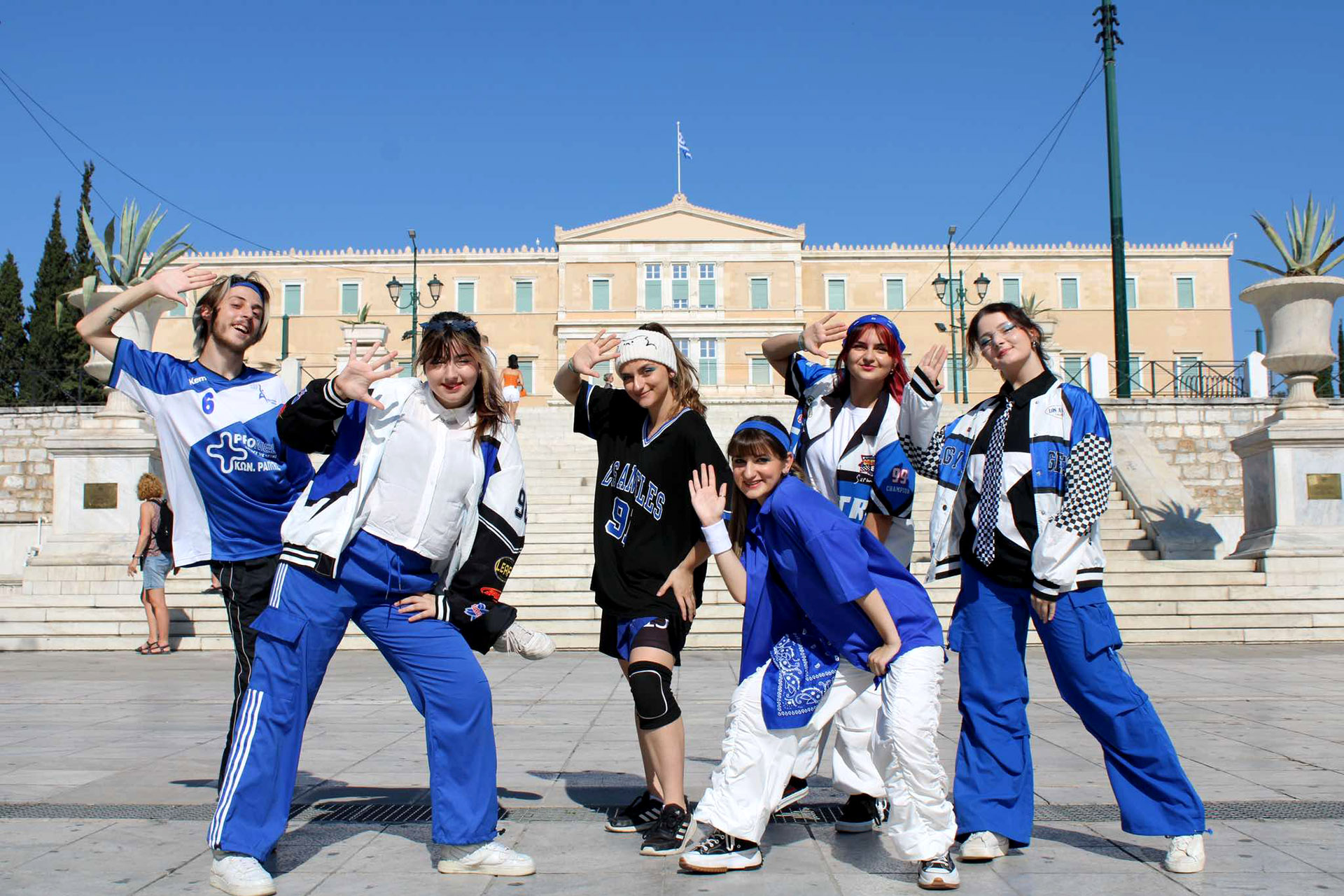 Ποιοι χορεύουν K-pop κάτω από τη Βουλή;
