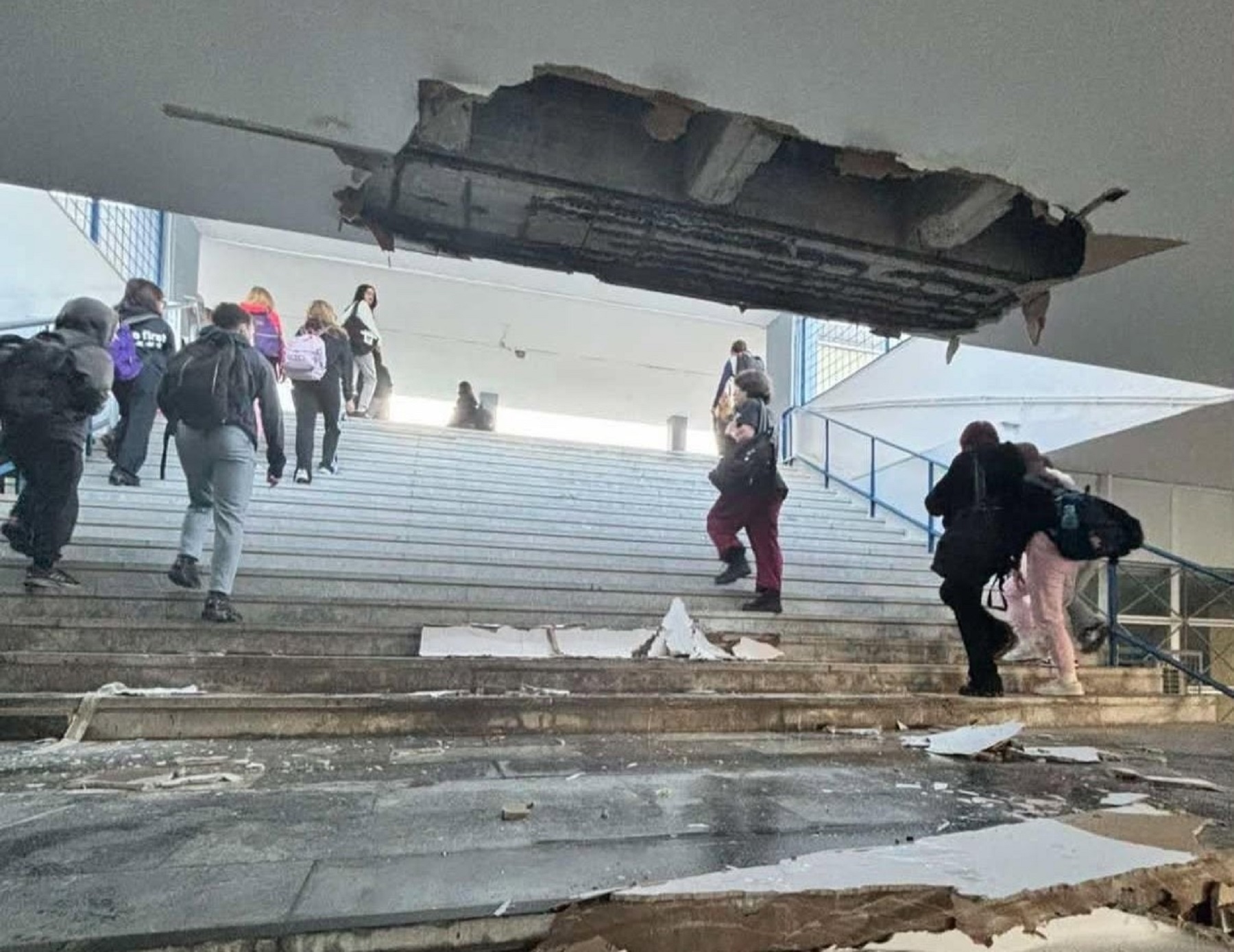 Νέο Ηράκλειο: Κατέρρευσε τμήμα οροφής πρόσφατα ανακαινισμένου σχολείου