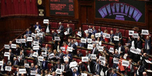 Διαμαρτυρία βουλευτών στο ιταλικό κοινοβούλιο ενάντια στον εκλογικό νόμο