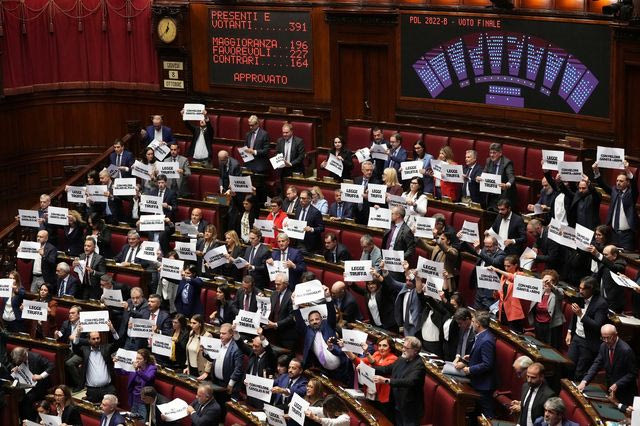 Διαμαρτυρία βουλευτών στο ιταλικό κοινοβούλιο ενάντια στον εκλογικό νόμο
